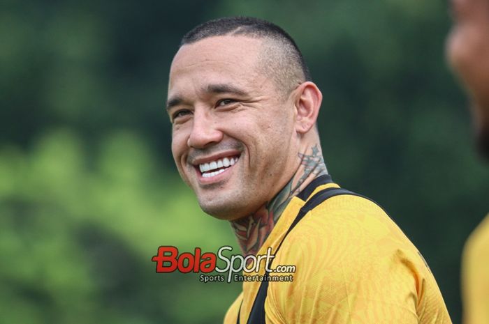 Pemain Bhayangkara FC, Radja Nainggolan, sempat tersenyum saat hadir dalam sesi latihan di Lapangan B, Senayan, Jakarta, Selasa (12/8/2023) sore.