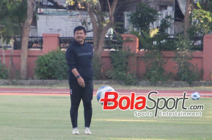 Pelatih Timnas U-19 Indonesia, Indra Sjafri pada sesi latihan sore di Lapangan THOR, Surabaya, Senin (22/7/2024)