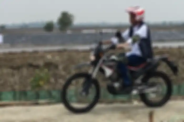 Presiden Jokowi kunjungi tambak udang dan ikan Muara Gembong dengan motor trail