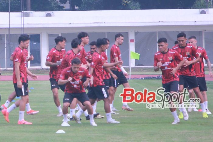 Suasana pemain timnas Indonesia saat menjalani latihan jelang melawan Tanzania di Stadion Madya, Senayan, Jakarta, Sabtu (1/6/2024).