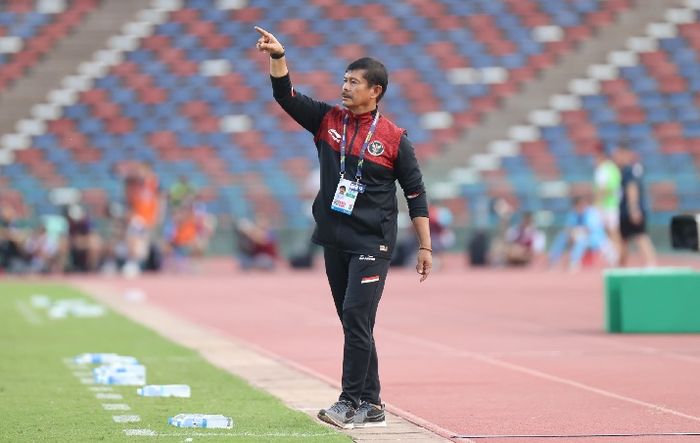 Pelatih timnas U-22 Indonesia, Indra Sjafri, memberi arahan kepada pemainnya pada laga melawan Vietnam di semifinal SEA Games 2023.