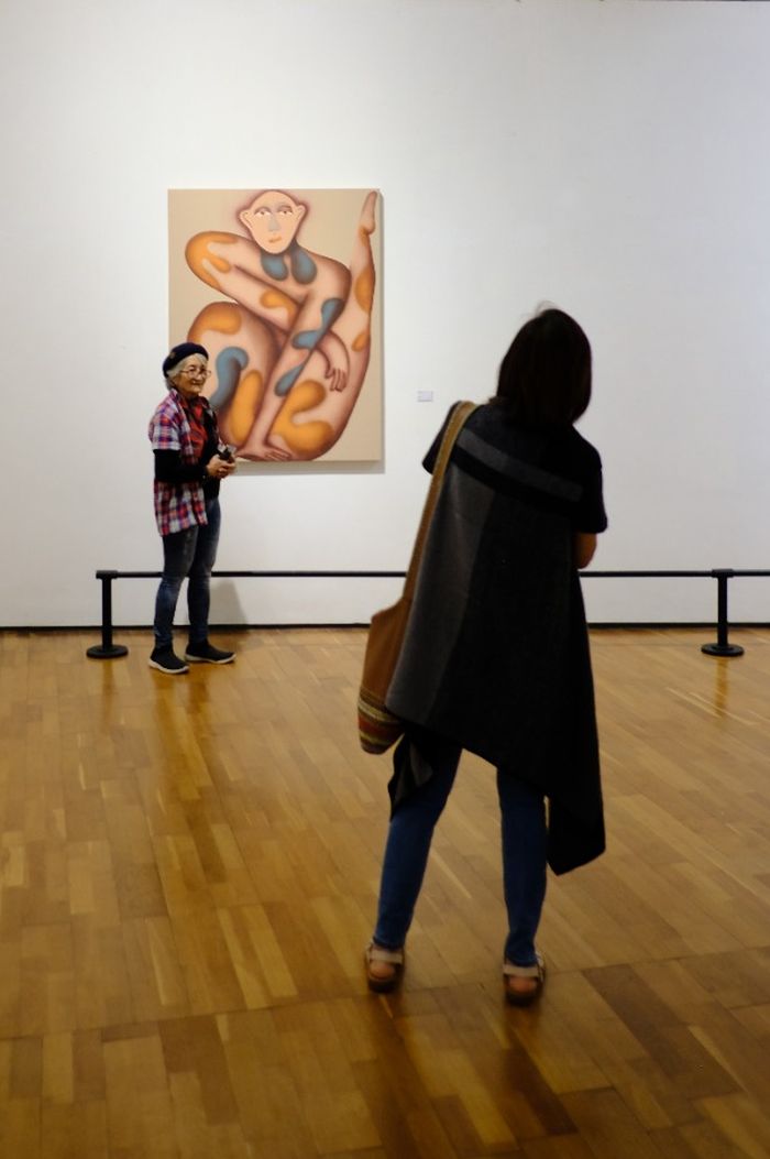 Pengunjung pameran seni Kune Kune, ekspresi kegelisahan seniman tentang dinamika tubuh dalam menghadapi perubahan sosial dan ekologi.
