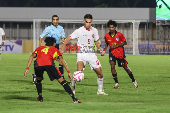 Jens Raven (tengah) sedang menguasai bola dalam laga Kualifikasi Piala Asia U-20 2025 antara timnas U-20 Indonesia versus timnas U-20 Timor Leste di Stadion Madya, Senayan, Jakarta, Jumat (27/9/2024) malam.