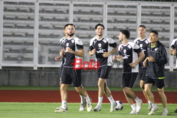 Kevin Diks (tengah) yang tengah menjalani latihan bersama para pemain Timnas Indonesia jelang Kualifikasi Piala Dunia 2026 zona Asia, di Stadion Madya, Senayan, Jakarta, Selasa (12/11/2024).