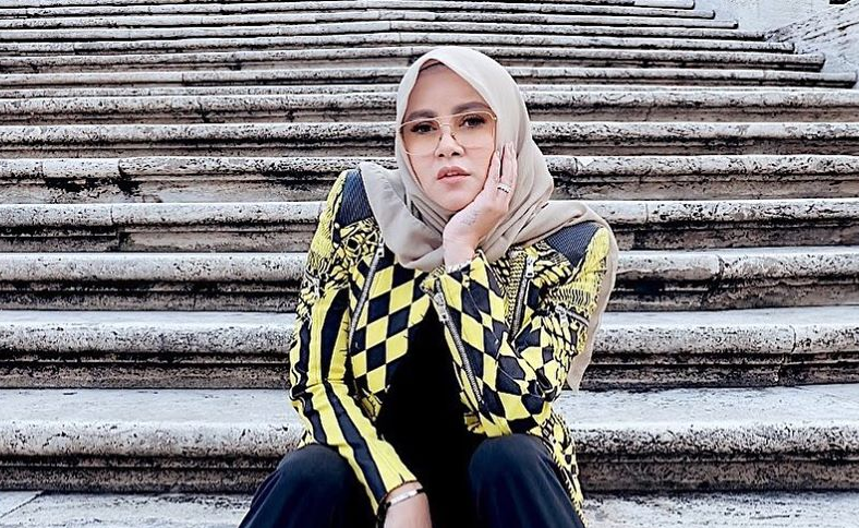 Bukan Tas Puluhan Juta, Olla Ramlan Justru Kenakan Tas Produk Lokal Berhias Peta Indonesia ke Acara Award