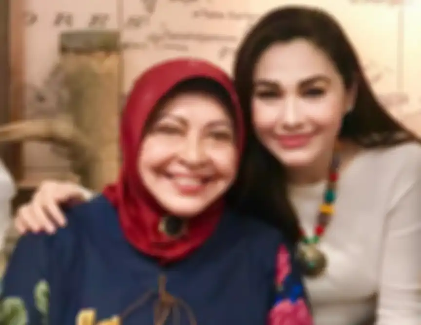 Mieke Wijaya dan sang anak, Nia Zulkarnaen.