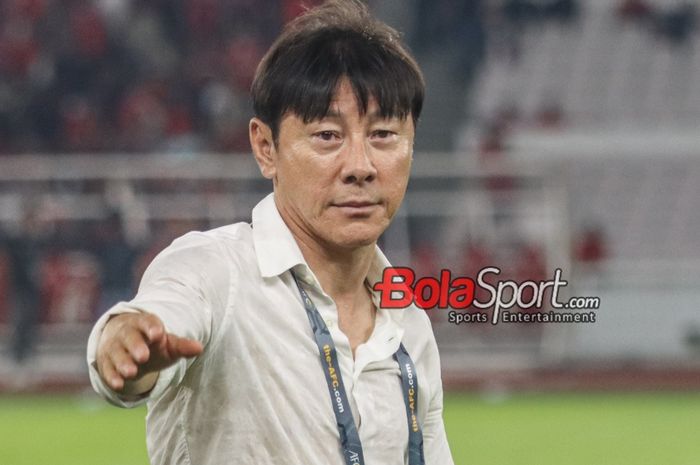 Pelatih timnas Indonesia, Shin Tae-yong, sedang melambaikan tangan kepada fans di Stadion Utama Gelora Bung Karno, Senayan, Jakarta, Kamis (12/10/2023).