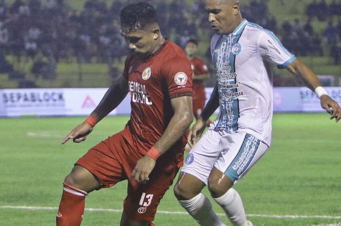 Suasana laga Semen Padang Vs PSBS Biak pada pekan ke-25 Liga 1 di Stadion Gelora Haji Agus Salim, Padang pada Sabtu (1/3/2025).