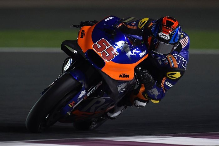 Pembalap tim KTM Tech3, Hafizh Syahrin, saat tampil dalam sesi tes pramusim MotoGP 2019 di Sirkuit Losail, Qatar.