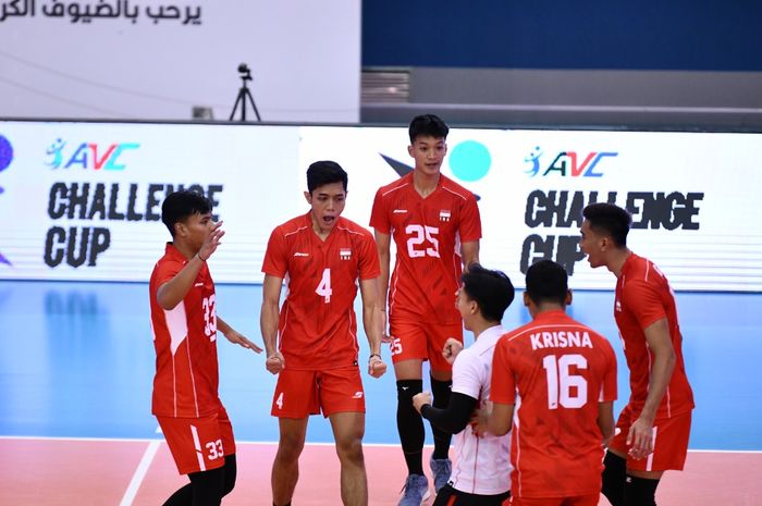 Timnas voli putra Indonesia saat beraksi pada laga perdana penyisihan pool C di Isa bin Rashid Hall, Isa Town, Bahrain, Minggu (2/6/2024)