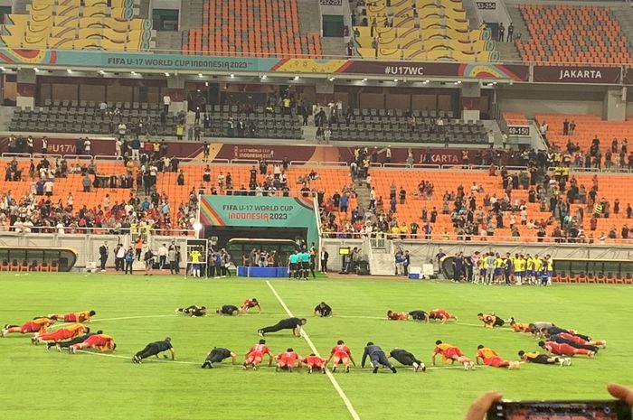 Para pemain timnas U-17 Iran saat melakukan push-up setelah menaklukan tim juara bertahan Piala Dunia U-17 Brasil di Jakarta International Stadium (JIS), Sabtu (11/11/2023). 