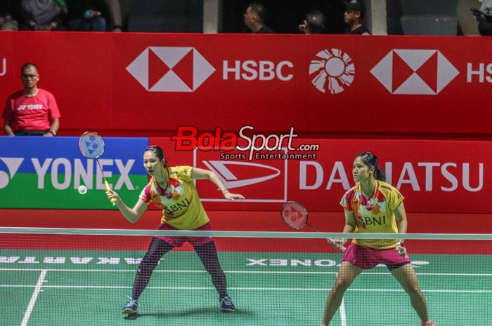 Atlet bulu tangkis ganda putri Indonesia, Lanny Tria Mayasari (kiri) dan Ribka Sugiarto (kanan), sedang bertanding dalam laga perempat final Indonesia Masters 2024 di Istora, Senayan, Jakarta, Jumat (26/1/2024).