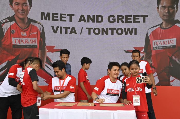 Tontowi Ahmad dan Vita Marissa saat sesi meet and greet di hari pertama Audisi Umum PB Djarum 2023 pada Minggu (2/7) di GOR Djarum, Jati, Kudus, Jawa Tengah.