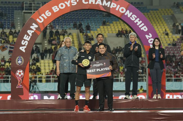 Pesepak bola Timnas u-16 Indonesia Muhammad Zahaby Gholy menerima penghargaan pemain terbaik pada ajang ASEAN Cup U-16 2024 di Stadion Manahan, Solo, Rabu (3/7/2024) sore. 