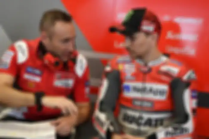 Jorge Lorenzo berbincang dengan crew chief-nya, Cristian Gabbarini.