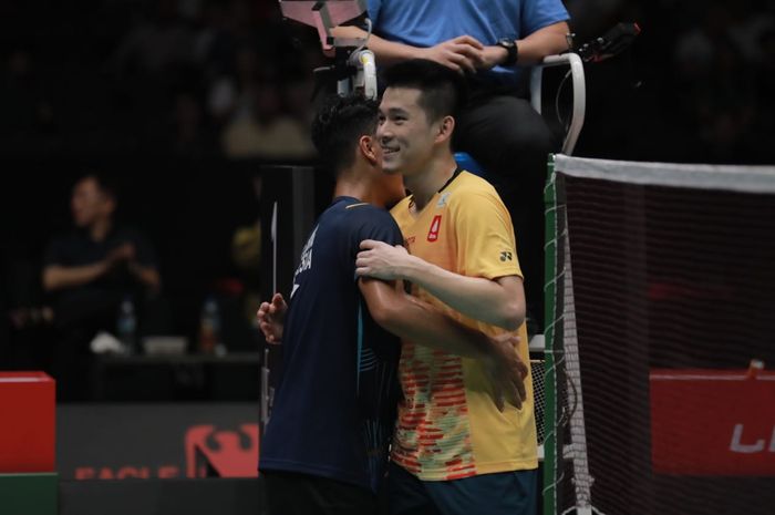 Tunggal putra Indonesia, Anthony Sinisuka Ginting, merangkul lawannya, Kunlavut Vitidsarn dari Thailand, setelah pertandingan mereka pada semifinal Singapore Open 2023 di Singapore Indoor Stadium, Kallang, Singapura, 10 Juni 2023.