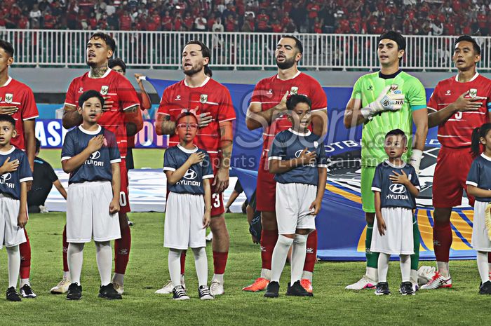 (Dari kiri ke kanan) sejumlah pemain Timnas Indonesia yakni Dony Tri Pamungkas, Shayne Pattynama, Marc Klok, Jordi Amat, Nadeo Argawinata, hingga Rizky Ridho.