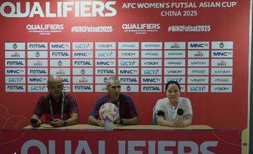 Pelatih Timnas Futsal Putri Indonesia, Luis Estrela dan pemain Novita Murni usai membawa Indonesia menang atas India 6-0 di Kualifikasi Piala Asia Futsal Putri 2025, di GOR Amongrogo, Yogyakarta, Jumat (17/1/2025).