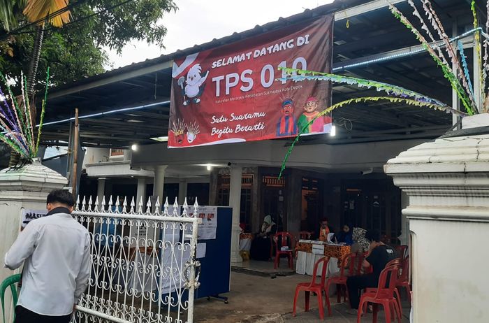 Ayu Ting Ting dan keluarga lakukan pencoblosan di TPS (Tempat Pemungutan Suara) 10 kawasan Mekar Jaya, Depok, Rabu (14/2/2024).