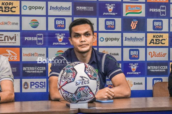 Pemain Persib Bandung, Rachmat Irianto, nampak menghadiri jumpa pers di Graha Persib, Bandung, Jawa Barat, 1 Oktober 2022.