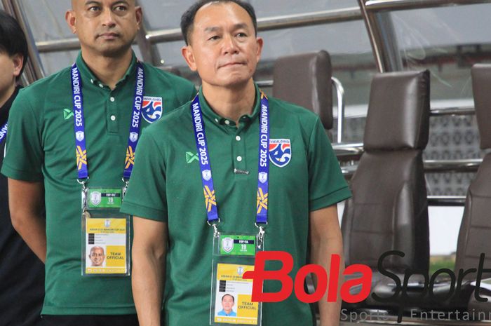 Pelatih Thailand Thawatchai Damrong-Ongtrakul (kanan) dalam laga Thailand U-23 vs Timor Leste dalam laga perdana Grup C ASEAN Cup U-23 2025, di Stadion Patriot Candrabhaga, Bekasi, Sabtu (19/7/2025).