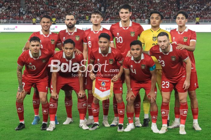 Skuad Timnas Indonesia berfoto menjelang FIFA Days kontra Argentina di Stadion Utama Gelora Bung Karno, Jakarta, Senin (19/6/2023) malam.