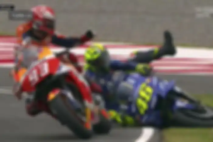 Valentino Rossi tergelincir di rumput yang basah, setelah posisinya disalip Marc Marquez.