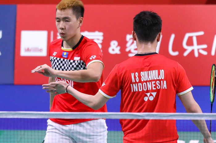 Pasangan ganda putra nasional Indonesia, Marcus Fernaldi Gideon/Kevin Sanjaya Sukamuljo, melalukan selebrasi setelah memetik poin atas lawan mereka pada laga semifinal Denmark Open 2019.