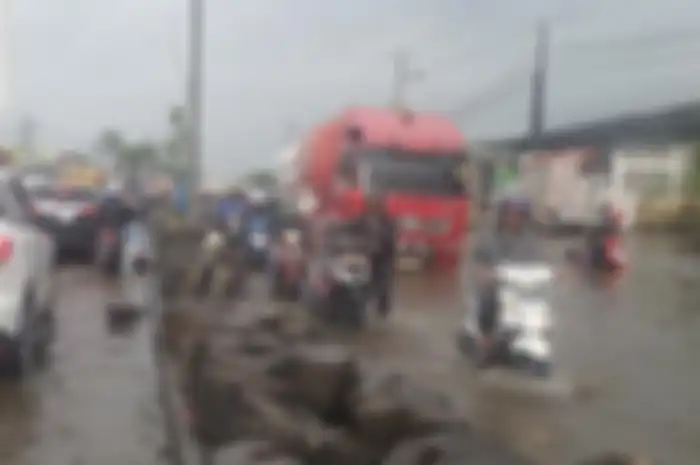 Ilustrasi motor terobos banjir