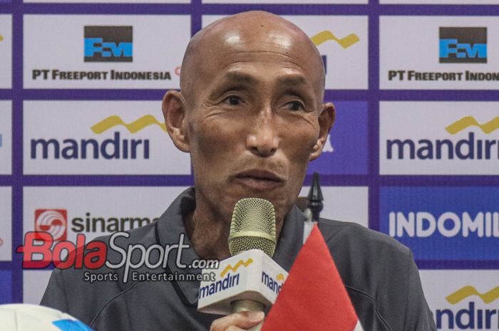Pelatih Timnas Putri Indonesia, Satoru Mochizuki, sedang memberikan keterangan kepada awak media di Stadion Indomilk Arena, Tangerang, Banten, 29 Juni 2025.