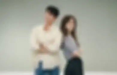 Dua Momen Beda Wi Ha Joon dan Jung Ryeo Won di Poster Drama Korea Midnight Romance in Hagwon