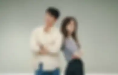 Dua Momen Beda Wi Ha Joon dan Jung Ryeo Won di Poster Drama Korea Midnight Romance in Hagwon