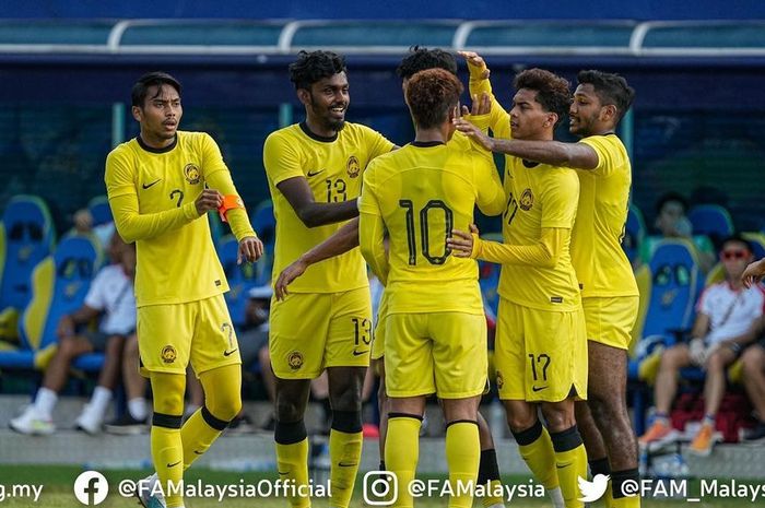 Pemain timnas U-22 Malaysia melakukan selebrasi setelah mencetak gol ke gawang Singapura pada lanjutan babak penyisihan Grup B SEA Games 2023, Kamis (11/5/2023).