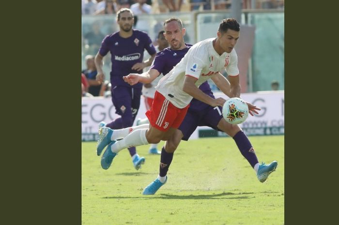 Aksi Franck Ribery Vs Cristiano Ronaldo saat Fiorentina menahan imbang Juventus 0-0 di Stadio Artemio Franchi dalam lanjutan Serie-A pekan ke-3, Sabtu (14/9/2019).