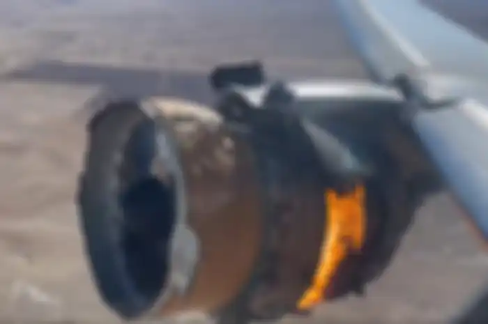 Dari tangkap layar video menunjukkan mesin pesawat terbakar