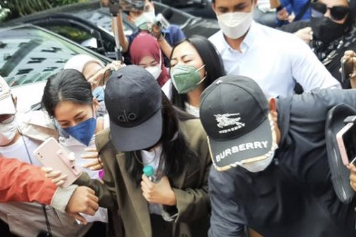 Rachel Vennya diperiksa polisi.