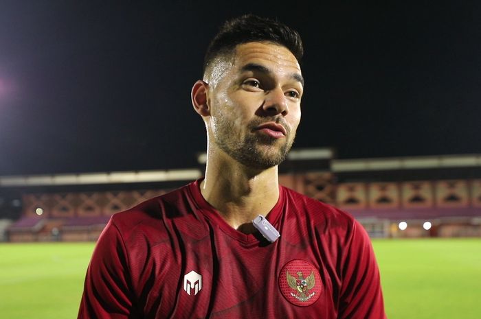 Bek Timnas Indonesia, Sandy Walsh dalam sesi latihan di Lapangan THOR, Surabaya pada Senin (5/6/2023).