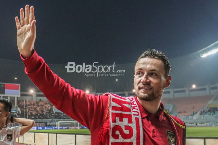 Gelandang timnas Indonesia, Marc Klok, nampak menyapa para suporter di Stadion Pakansari, Bogor, Jawa Barat, 27 September 2022.