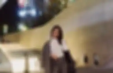 Intip 4 Cara Tampil Keren Pakai Atasan Putih ala Steffi Zamora!