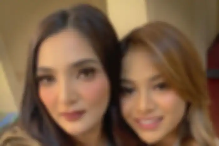 Kompak Bergaya Lady ini White, Aurel Hermansyah dan Ibu Sambungnya Jadi Sorotan Saat Tenteng Tas Ratusan Juta Rupiah!