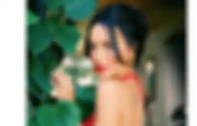 Bak Menolak Tua, Sophia Latjuba Curi Perhatian Tampil Pakai Baju Bodo Modern ala Bugis di Pernikahan Eva Celia, Kian Cantik Kenakan Aksesoris Warna Keemasan