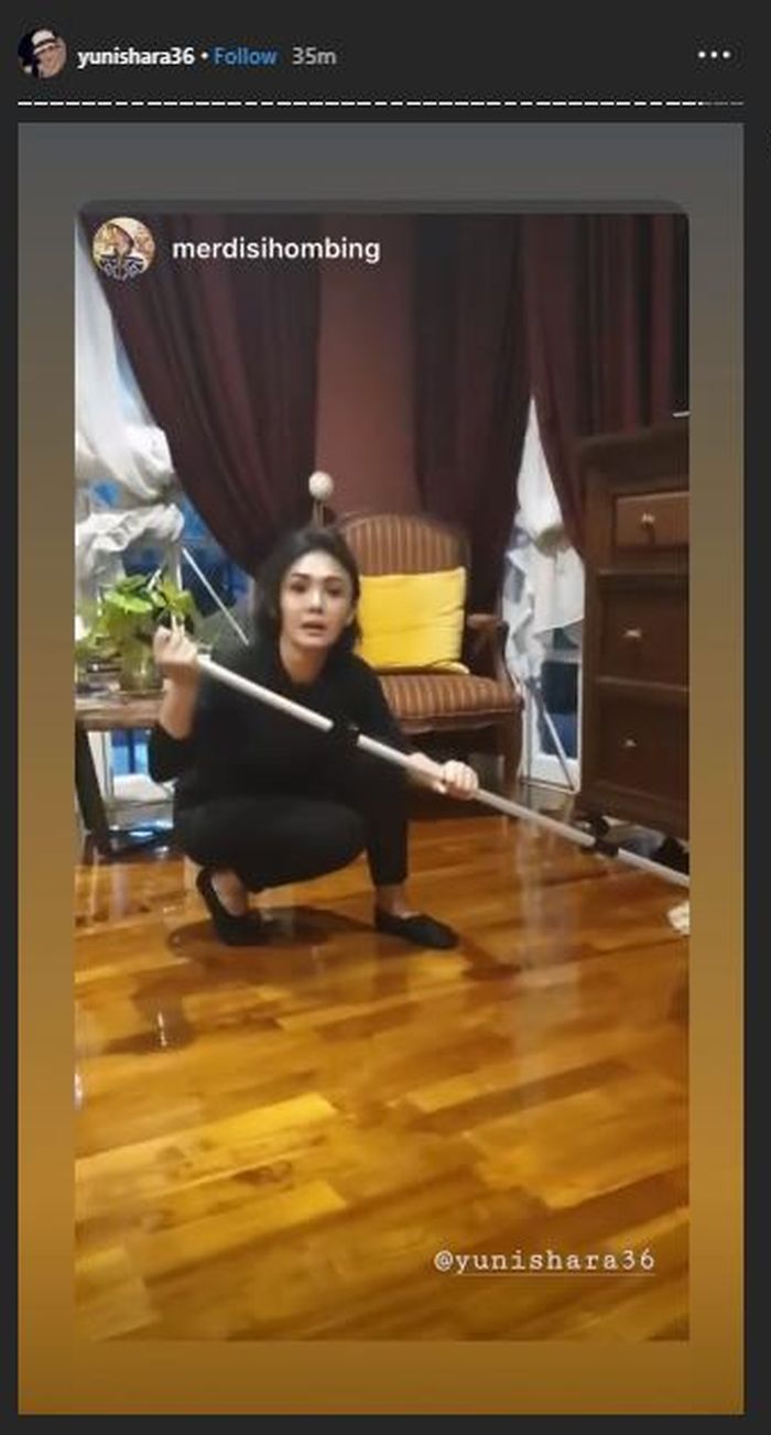 Yuni Shara bersemangat membersihkan kamar utama miliknya