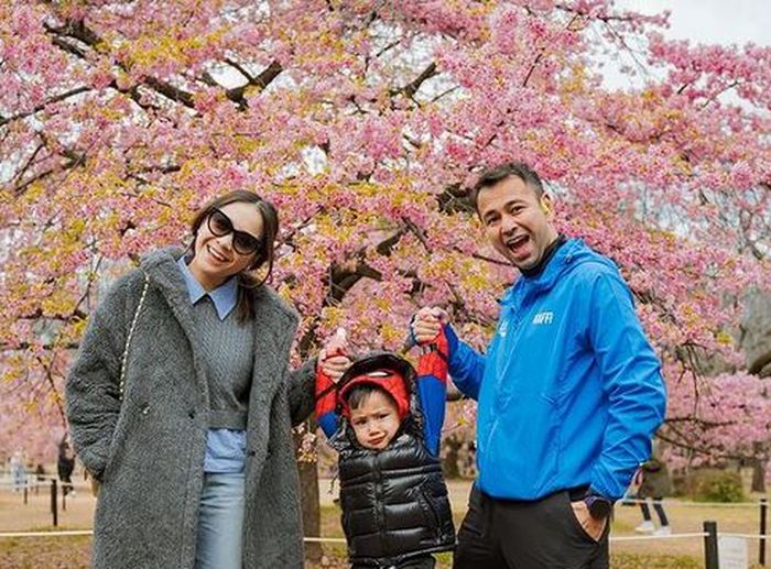 Nagita Slavina, Raffi Ahmad, dan putra bungsunya, Rayyanza alias Cipung.