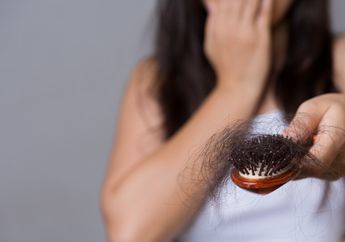 Awas Jangan Disepelekan! Rambut Rontok Ternyata Menunjukkan Gejala Ini, Simak dan Segara Perbaiki Kerusakan yang Terjadi