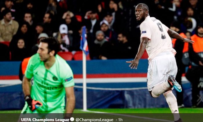 Ekspresi kiper Paris Saint-Germain, Gianluigi Buffon (kiri), seusai dibobol striker Manchester United, Romelu Lukaku, dalam laga leg kedua babak 16 besar Liga Champions di Stadion Parc des Princes, 6 Maret 2019.