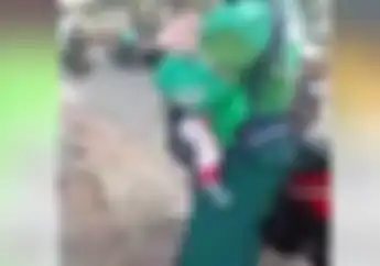 Banjir Air Mata, Ibu-ibu Driver Ojol Antar Barang Besar Sambil Gendong Bayi, Kondisi Kakinya Bikin Gak Tega