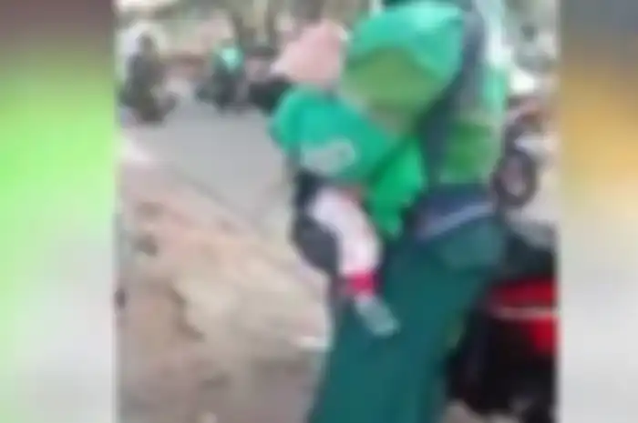 Banjir Air Mata, Ibu-ibu Driver Ojol Antar Barang Besar Sambil Gendong Anak, Kakinya Luka Gak Dirasakan