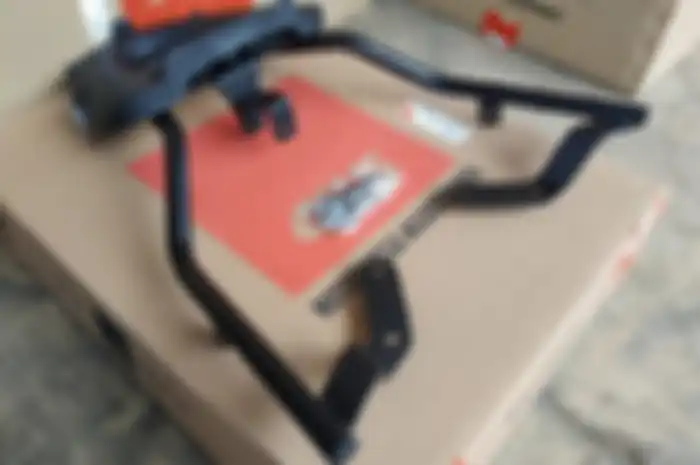 Bracket box GIVI. Akan mendapatkan asuransi box yang lebih lama jika pakai bracket original.  