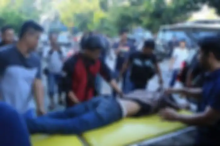 Seorang terduga jambret yang dilumpuhkan polisi karena melakukan perlawanan saat ditangkap. Dua jambret di depan Gereja Katedral Pontianak, terpaksa ditembak. 