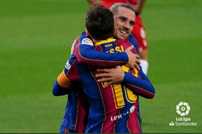 Kapten Barcelona, Lionel Messi, berpelukan dengan Antoine Griezmann.